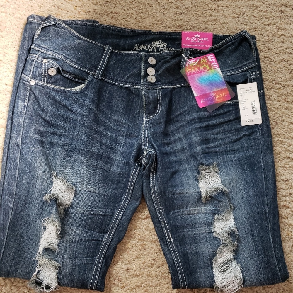 🆕💜Almost Famous💜NEW distressed Jeans
